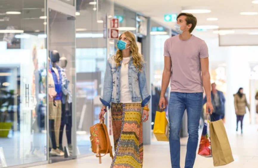 Pessoas em centro de compras